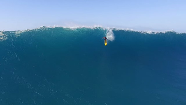 Big wave surfing on Wetpixel